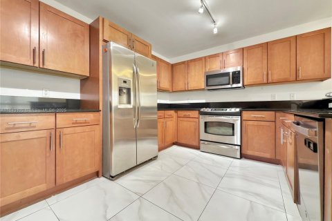 Condo in Miami, Florida, 2 bedrooms  № 1830375 - photo 6