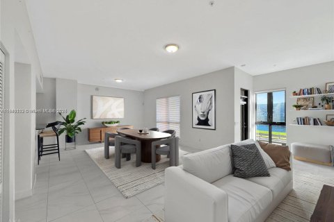 Condo in Miami, Florida, 2 bedrooms  № 1830375 - photo 1