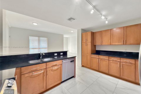 Condo in Miami, Florida, 2 bedrooms  № 1830375 - photo 7