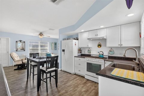 Condo in Saint Petersburg, Florida, 2 bedrooms № 2101347 - photo 8