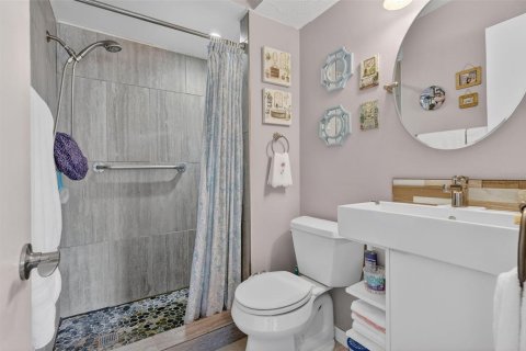 Condo in Saint Petersburg, Florida, 2 bedrooms № 2101347 - photo 12
