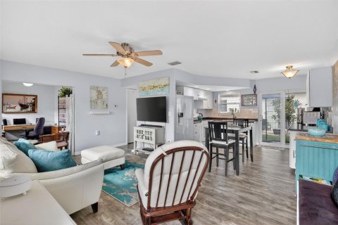 Condo in Saint Petersburg, Florida, 2 bedrooms № 2101347 - photo 2