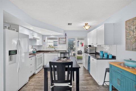 Condo in Saint Petersburg, Florida, 2 bedrooms № 2101347 - photo 6