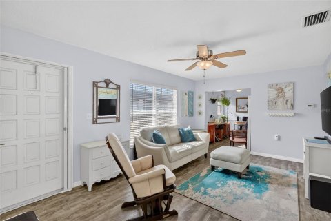 Condo in Saint Petersburg, Florida, 2 bedrooms № 2101347 - photo 3