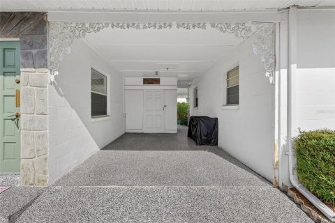 Condo in Saint Petersburg, Florida, 2 bedrooms № 2101347 - photo 23