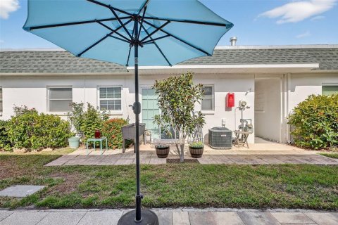 Condo in Saint Petersburg, Florida, 2 bedrooms № 2101347 - photo 22