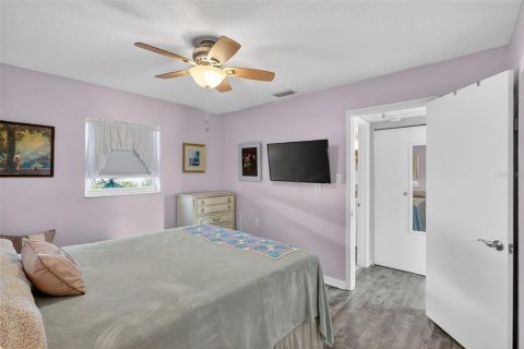 Condo in Saint Petersburg, Florida, 2 bedrooms № 2101347 - photo 15