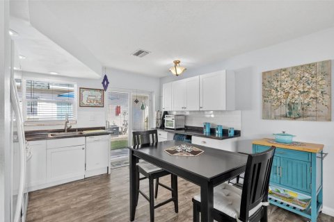 Condo in Saint Petersburg, Florida, 2 bedrooms № 2101347 - photo 7