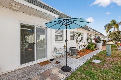 Condo in Saint Petersburg, Florida, 2 bedrooms № 2101347 - photo 20