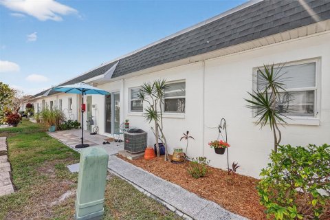 Condo in Saint Petersburg, Florida, 2 bedrooms № 2101347 - photo 19