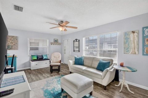 Condo in Saint Petersburg, Florida, 2 bedrooms № 2101347 - photo 4