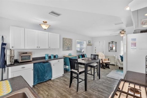 Condo in Saint Petersburg, Florida, 2 bedrooms № 2101347 - photo 9