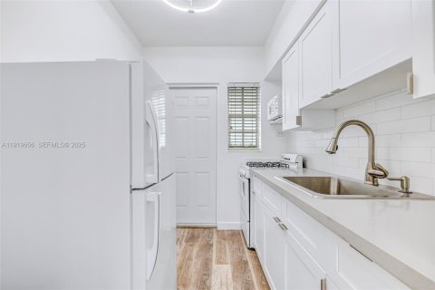 Copropriété à louer à Miami Beach, Floride: 37.16 m2 № 1976658 - photo 12