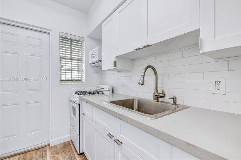 Copropriété à louer à Miami Beach, Floride: 37.16 m2 № 1976658 - photo 10