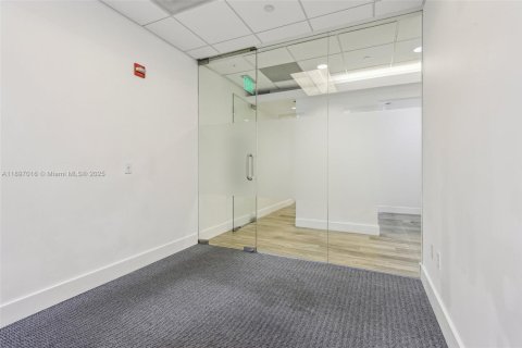 Commercial property in Miami, Florida № 2154916 - photo 24