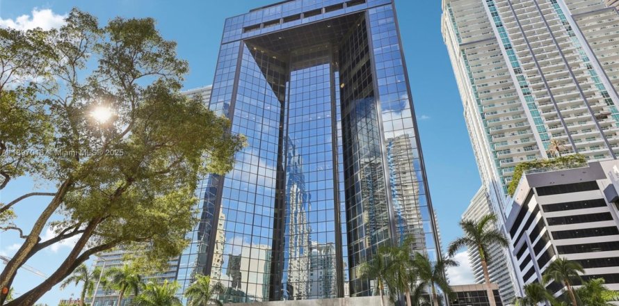 Commercial property in Miami, Florida № 2154916