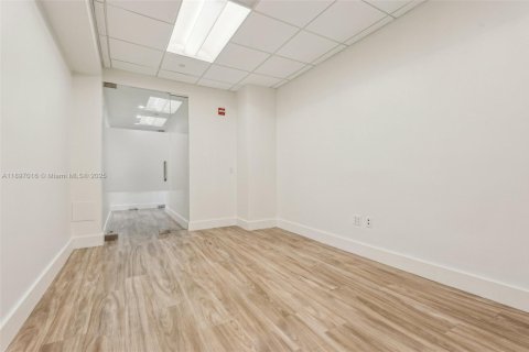Commercial property in Miami, Florida № 2154916 - photo 12