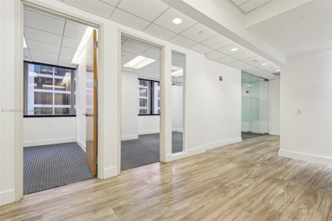 Commercial property in Miami, Florida № 2154916 - photo 15