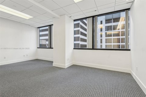 Commercial property in Miami, Florida № 2154916 - photo 29