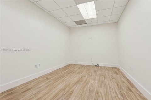 Commercial property in Miami, Florida № 2154916 - photo 11