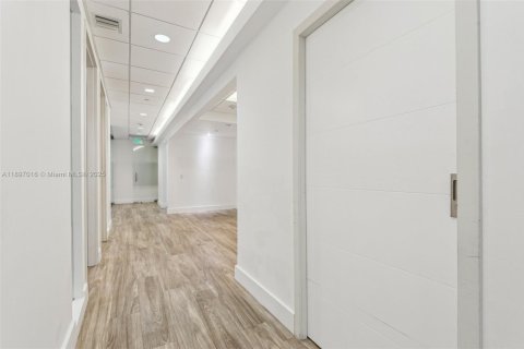 Commercial property in Miami, Florida № 2154916 - photo 17