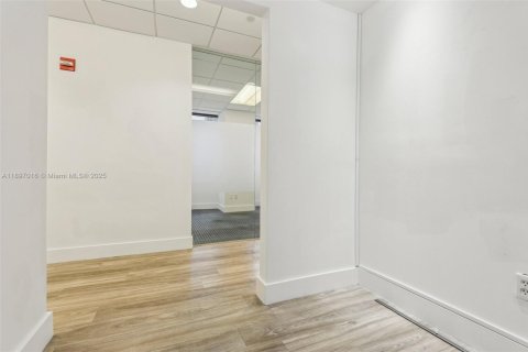 Commercial property in Miami, Florida № 2154916 - photo 13