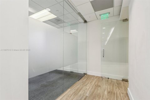 Commercial property in Miami, Florida № 2154916 - photo 14