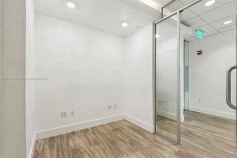 Commercial property in Miami, Florida № 2154916 - photo 18