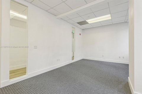 Commercial property in Miami, Florida № 2154916 - photo 30