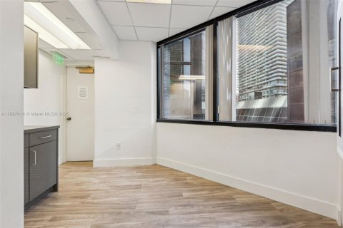 Commercial property in Miami, Florida № 2154916 - photo 20