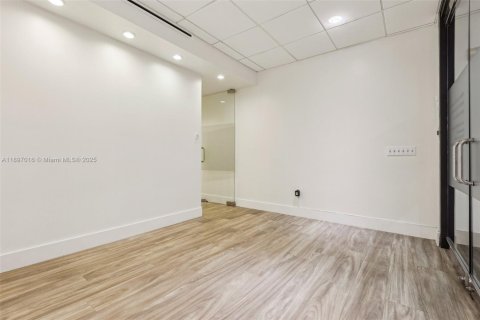Commercial property in Miami, Florida № 2154916 - photo 8