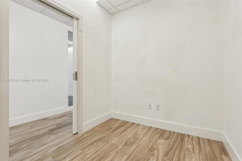 Commercial property in Miami, Florida № 2154916 - photo 22