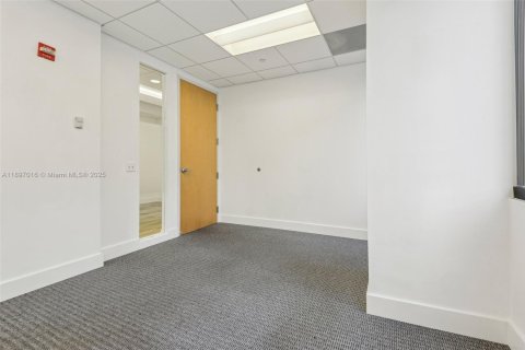 Commercial property in Miami, Florida № 2154916 - photo 28