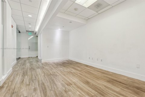 Commercial property in Miami, Florida № 2154916 - photo 10