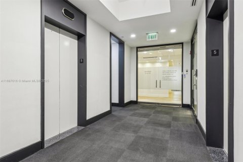 Commercial property in Miami, Florida № 2154916 - photo 4