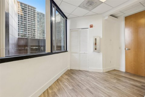 Commercial property in Miami, Florida № 2154916 - photo 23