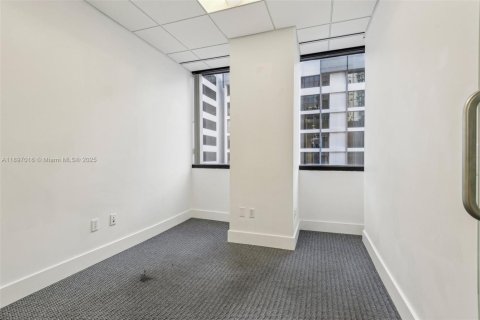 Commercial property in Miami, Florida № 2154916 - photo 25