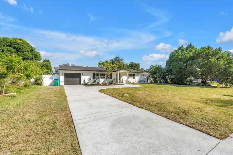 House in Saint Petersburg, Florida 3 bedrooms, 110 sq.m. № 2429449 - photo 6