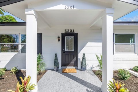 House in Saint Petersburg, Florida 3 bedrooms, 110 sq.m. № 2429449 - photo 4