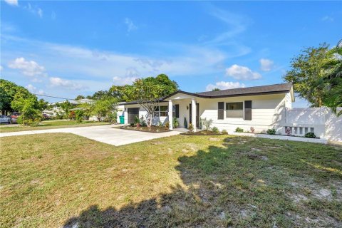 House in Saint Petersburg, Florida 3 bedrooms, 110 sq.m. № 2429449 - photo 9