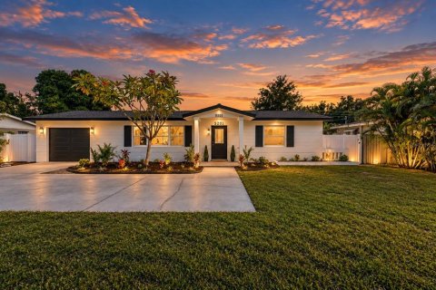 House in Saint Petersburg, Florida 3 bedrooms, 110 sq.m. № 2429449
