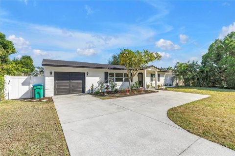 House in Saint Petersburg, Florida 3 bedrooms, 110 sq.m. № 2429449 - photo 7