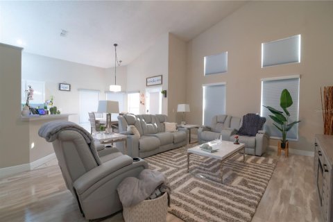 House in Davenport, Florida 5 bedrooms, 210.89 sq.m. № 1916034 - photo 12