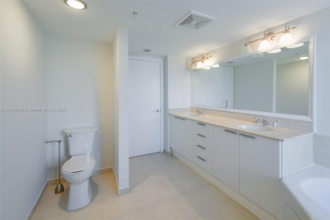 Купить кондоминиум в Санни-Айлс-Бич, Флорида 2 спальни, 132.2м2, № 2053116 - фото 18