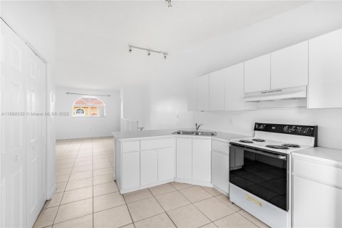 Condominio en alquiler en Hialeah, Florida, 2 dormitorios, 91.97 m2 № 1952168 - foto 16