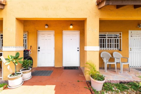 Condominio en alquiler en Hialeah, Florida, 2 dormitorios, 91.97 m2 № 1952168 - foto 8