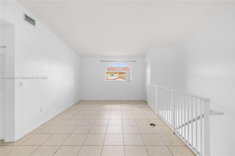 Condominio en alquiler en Hialeah, Florida, 2 dormitorios, 91.97 m2 № 1952168 - foto 12