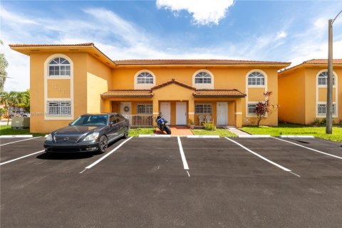 Condominio en alquiler en Hialeah, Florida, 2 dormitorios, 91.97 m2 № 1952168 - foto 1