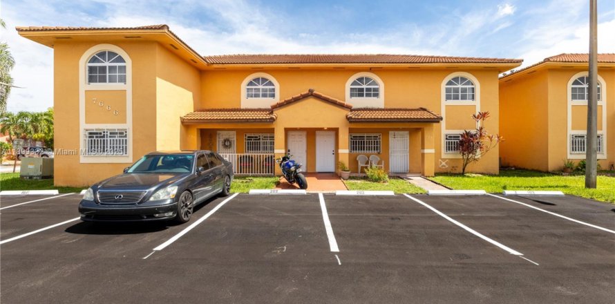 Condominio en Hialeah, Florida, 2 dormitorios  № 1952168