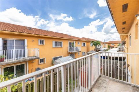 Condominio en alquiler en Hialeah, Florida, 2 dormitorios, 91.97 m2 № 1952168 - foto 6
